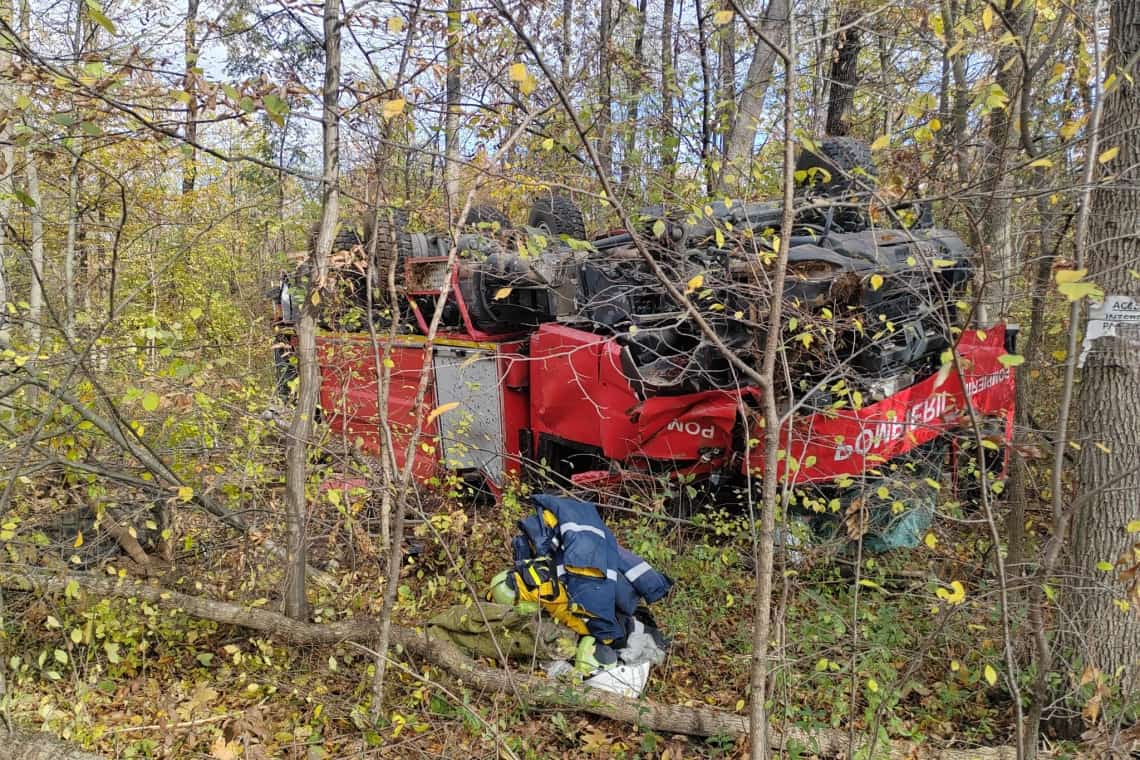 O autospecială de pompieri a MApN s-a răsturnat, luni, la prânz, pe raza comunei Păulești