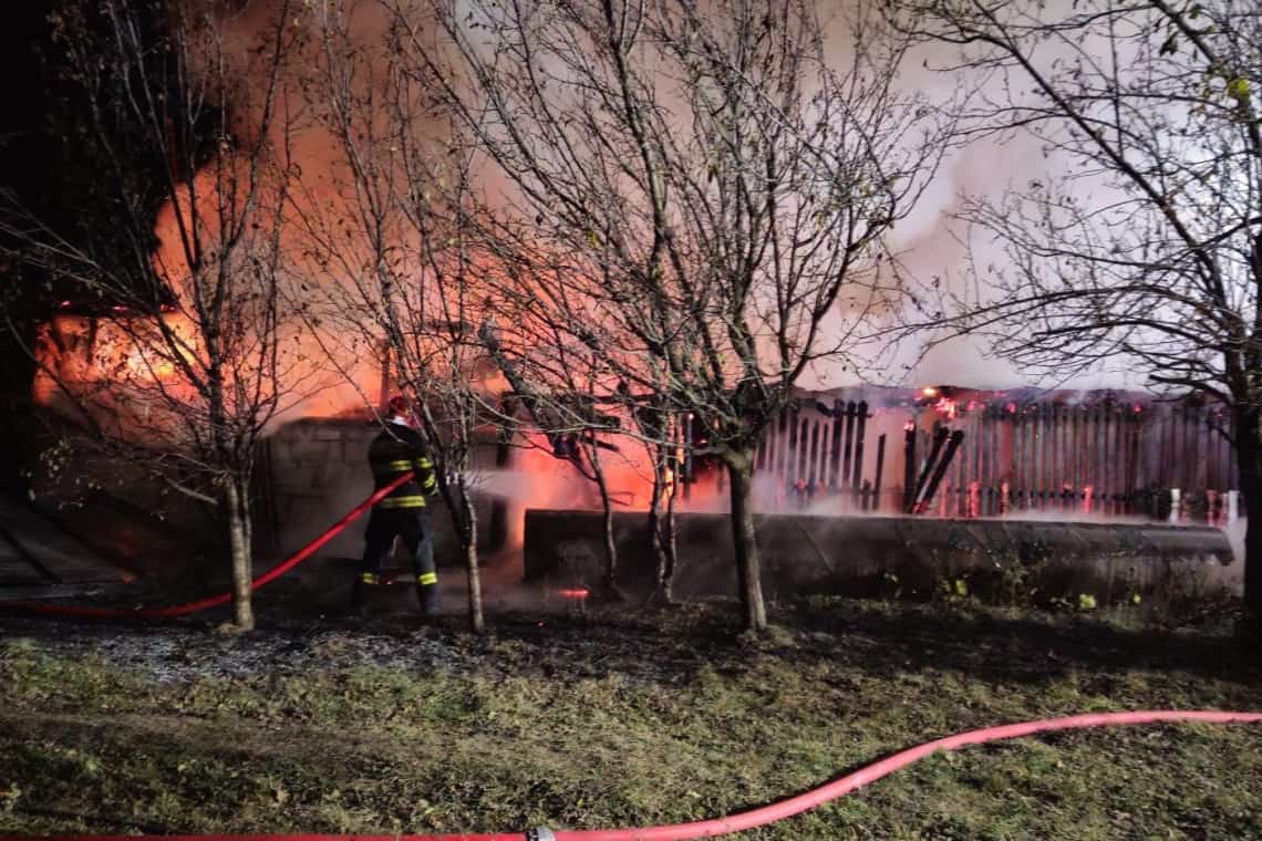 Un atelier de tâmplărie și mai multe anexe, cuprinse de flăcări, noaptea trecută, în comuna Brebu