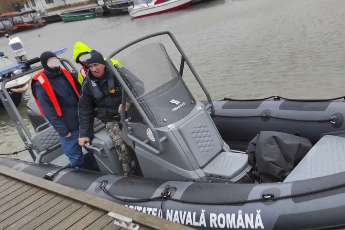 Doi ploieșteni au trecut prin clipe de groază, în Delta Dunării, după ce barca în care se aflau a fost surprinsă de furtună