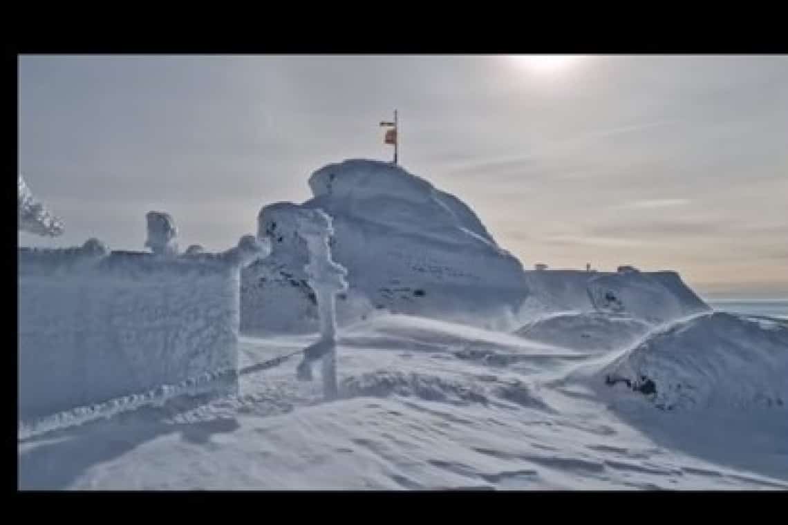 ”Foaie... albă de trifoi/Vine codul peste noi!”. Viscol la Vârful Omu