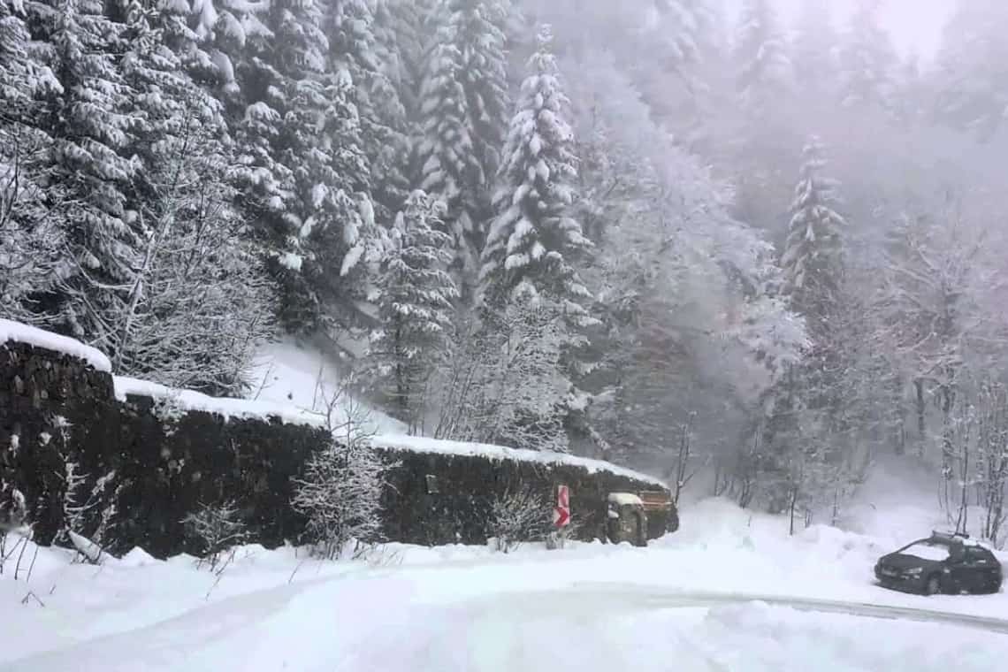 Vremea rea face probleme și în Prahova. Drumul spre Cota 1400 a fost închis