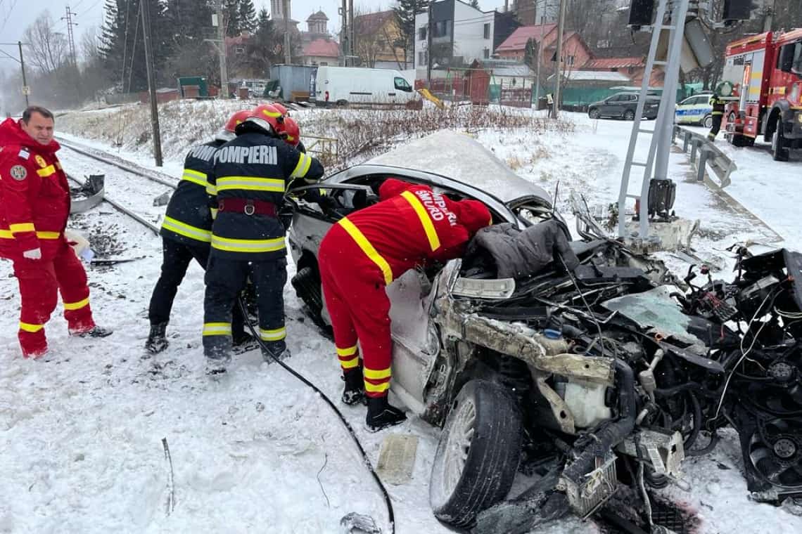 Un autoturism în care se aflau trei persoane, lovit de tren în Bușteni. Printre victime este și un minor