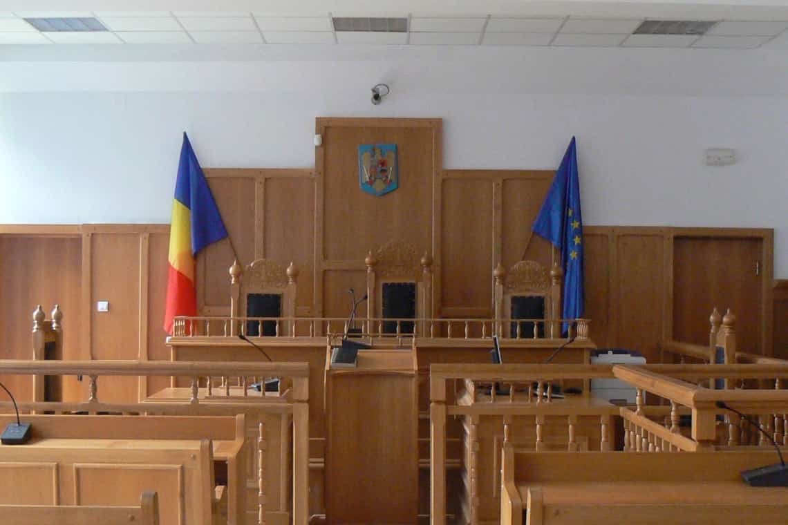 Medic oncolog, trimis în judecată sub acuzația că a luat mită bani, cașcaval, carne de porc, brânză și băuturi