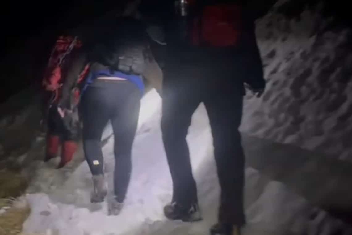 Acțiune extrem de dificilă a salvamontiștilor prahoveni pentru recuperarea a doi tineri, pe Jepii Mici