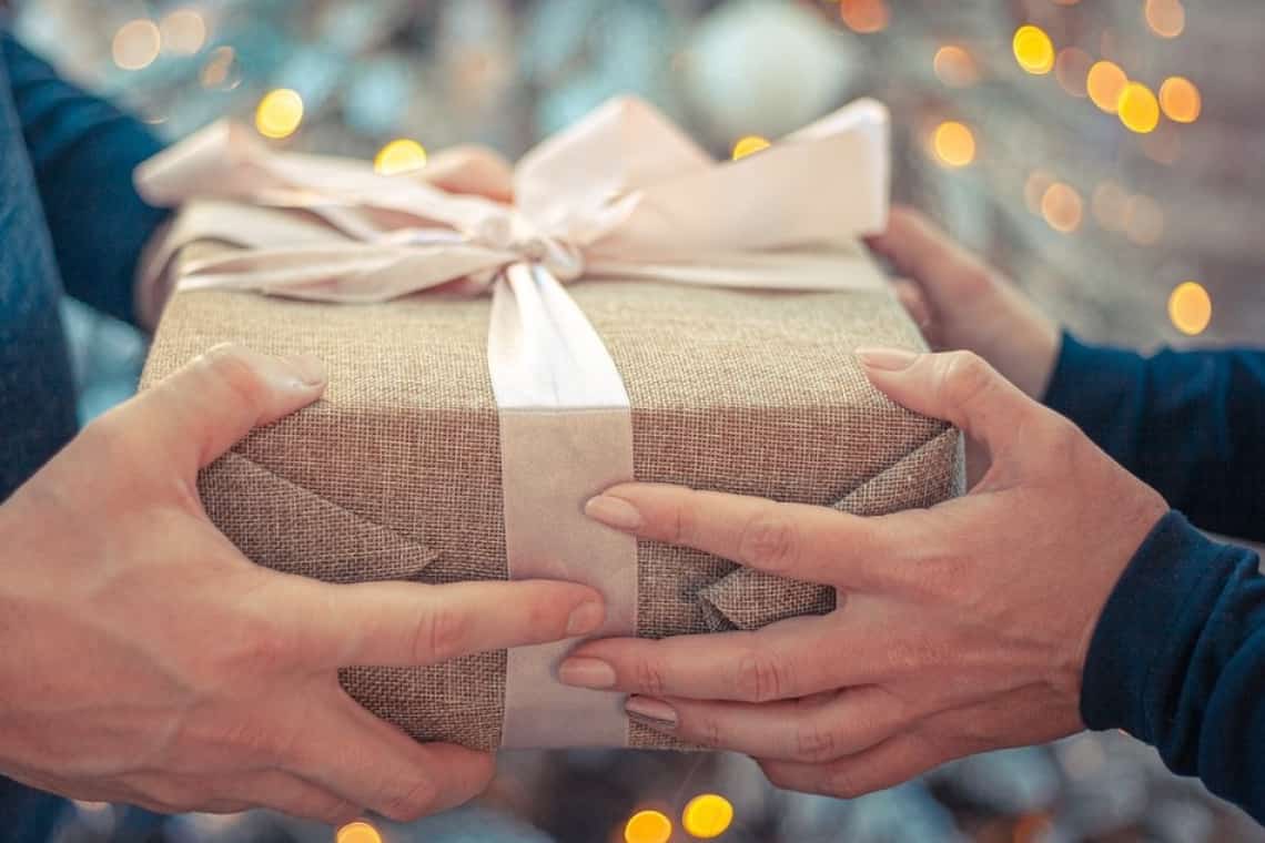 Peste 70% dintre companiile din România participante la un sondaj au răspuns că le vor da angajaților cadouri în bani sau coșuri cu produse, de Sărbători!