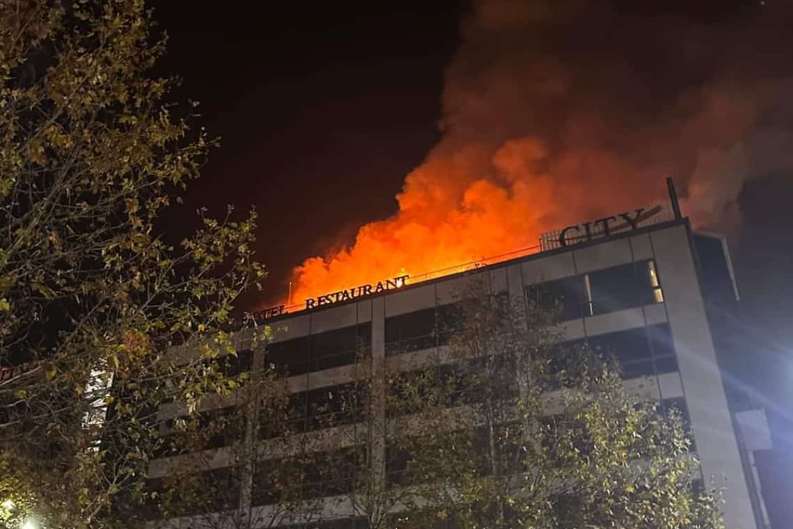 Incendiu puternic într-un hotel din Ploiești. Mai multe persoane s-au autoevacuat