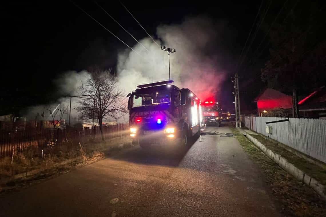 Doi bărbați au suferit arsuri într-un incendiu care a cuprins o casă din Filipeștii de Pădure, noaptea trecută