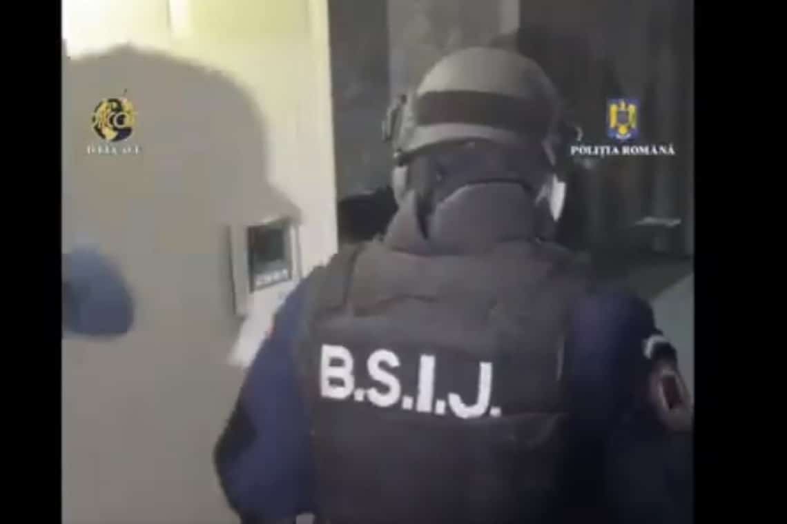 Percheziții în Prahova, la suspecți de proxenetism care racolau tinere prin metoda ”loverboy” și le duceau la produs în străinătate