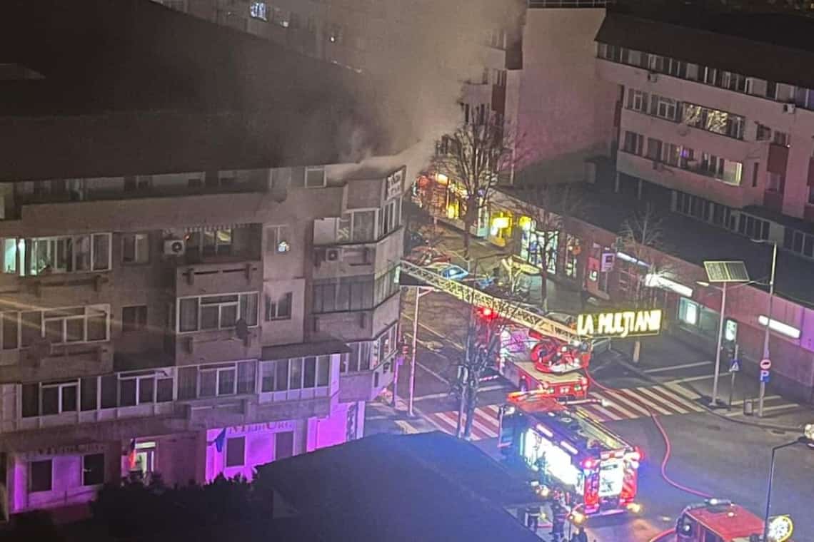 Un bărbat a fost găsit carbonizat în apartamentul cuprins de flăcări în Câmpina