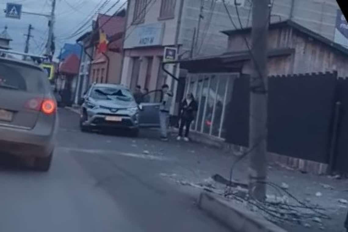Beat criță, un bărbat de 62 de ani a intrat cu mașina într-un stâlp și s-a răsturnat pe DN1A, în Vălenii de Munte