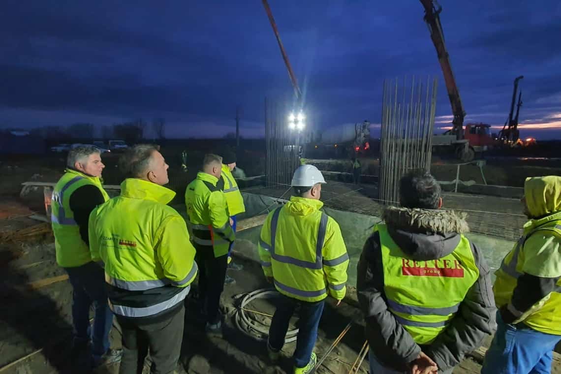 Vă vine să credeți? Pe lotul 1 Dumbrava - Mizil al Autostrăzii A7 se lucrează la lumina reflectoarelor și cu tunuri de căldură!
