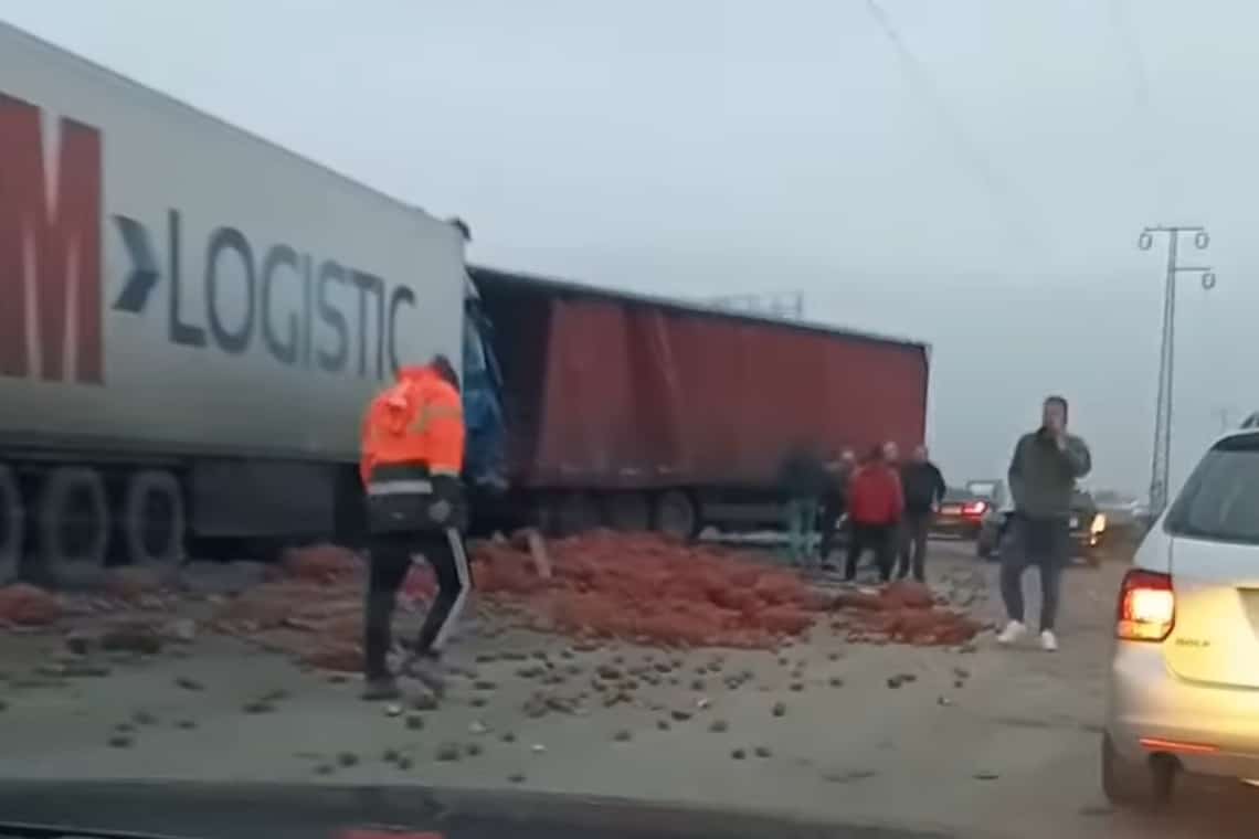 UPDATE/ Coliziune între două TIR-uri, pe DN 1, la Bănești