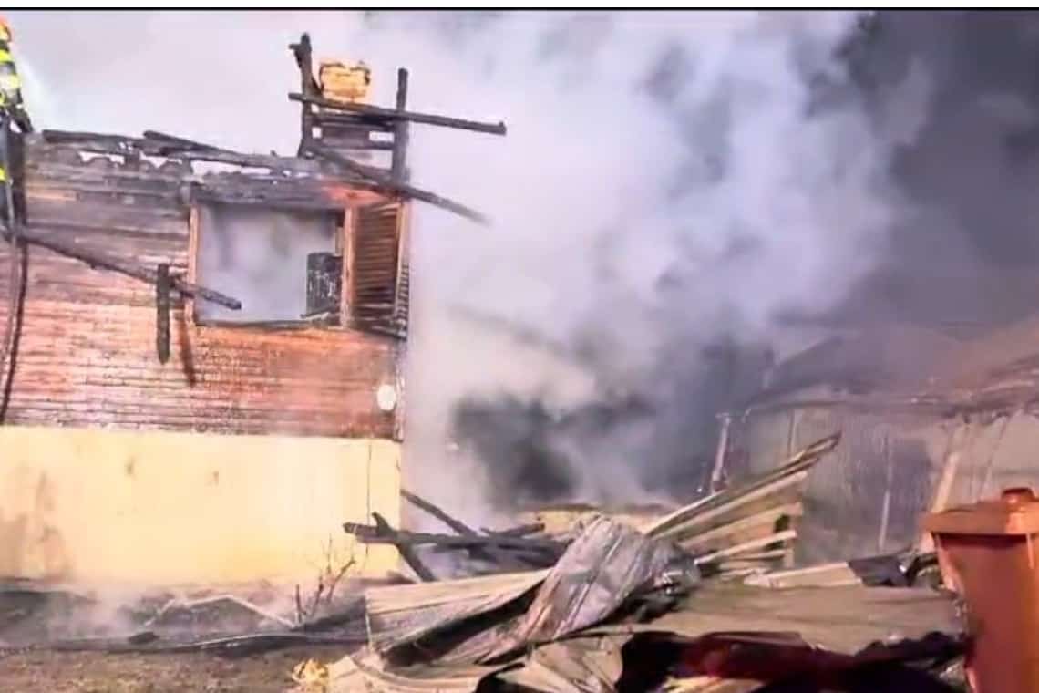 O familie din comuna Teișani a rămas fără acoperiș deasupra capului, înainte de Crăciun! Un incendiu le-a mistuit casa, din cauza coșului de fum neprotejat