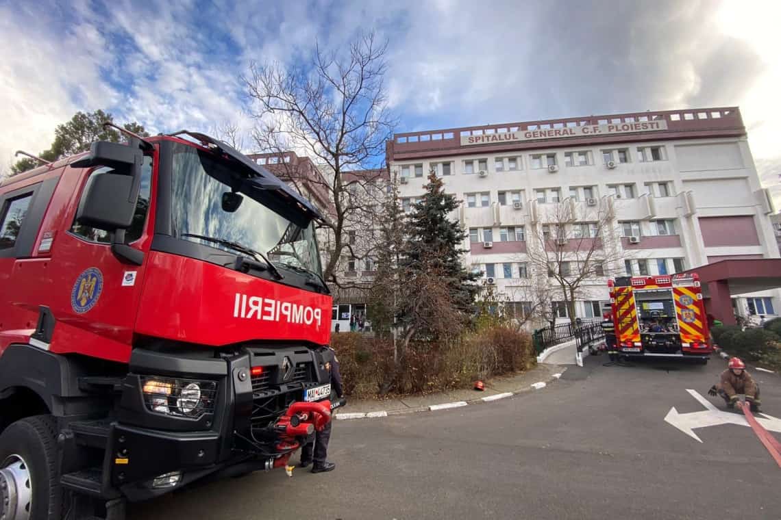 Pompierii, solicitați la Spitalul CF Ploiești, pentru stingerea unui incendiu