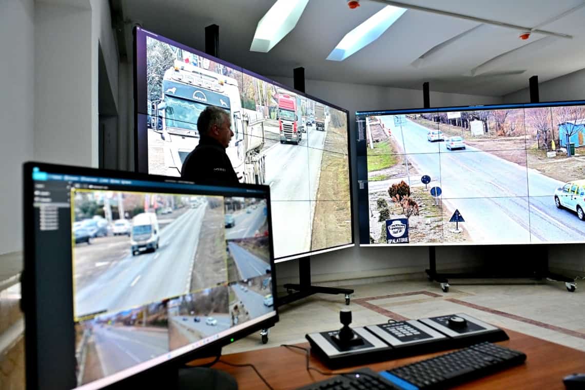 CJ Prahova anunță că Iulian Dumitrescu a inaugurat dispeceratul sistemului de monitorizare video a drumurilor județene, dar nu spune câte echipamente sunt funcționale
