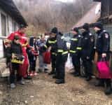 ”Pompierii-spiriduși” de la ISU Prahova au ajuns și la doi copilași din Telega, a căror casă a fost cuprinsă de flăcări în luna octombrie
