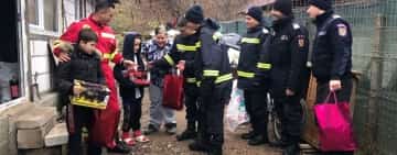 ”Pompierii-spiriduși” de la ISU Prahova au ajuns și la doi copilași din Telega, a căror casă a fost cuprinsă de flăcări în luna octombrie