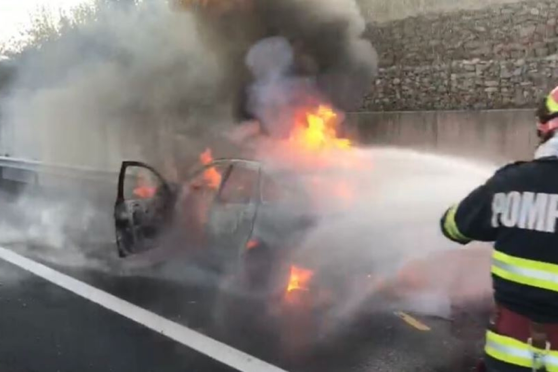 Autoturism în flăcări pe Autostrada București - Ploiești. Patru persoane au reușit să scape din incendiu