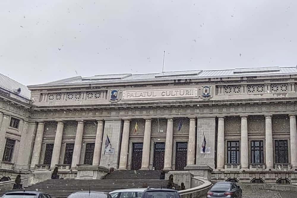 Palatul Culturii din Ploiești se degradează pe zi ce trece, în așteptarea consolidării și restaurării promise de Iulian Dumitrescu, președintele Consiliului Județean Prahova