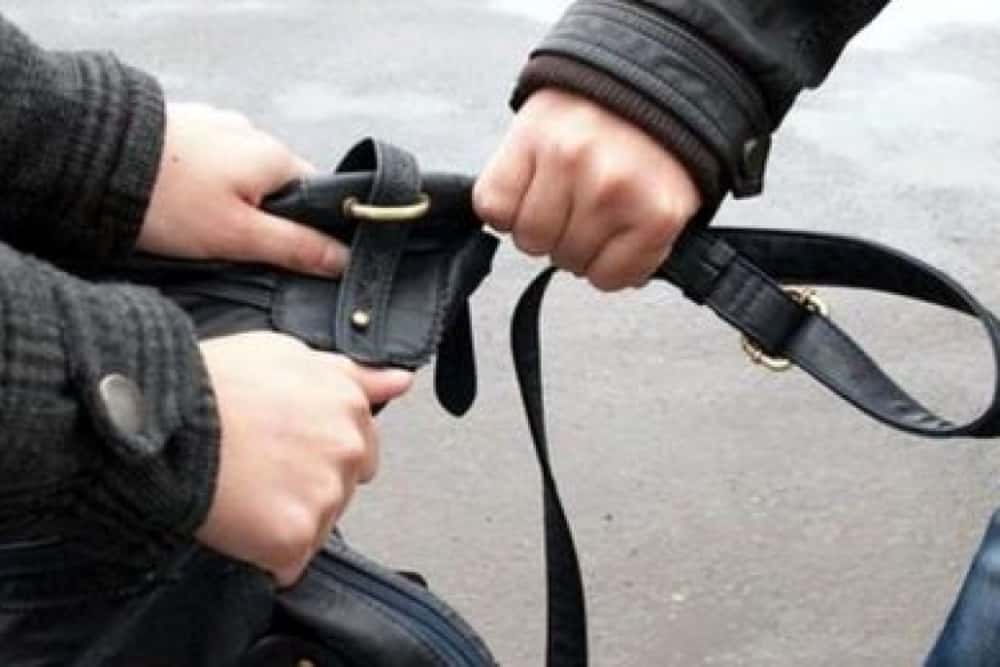 Tânăr din Brebu, reținut după ce a atacat o bătrână pe o stradă din Băicoi, pentru a-i fura geanta