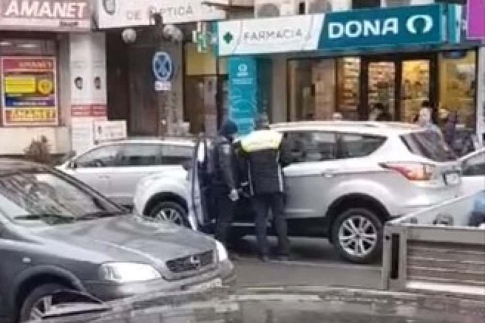 Un ploieștean a fost sancționat cu 2.495 de lei pentru oprire neregulamentară și adresarea de expresii jignitoare polițiștilor