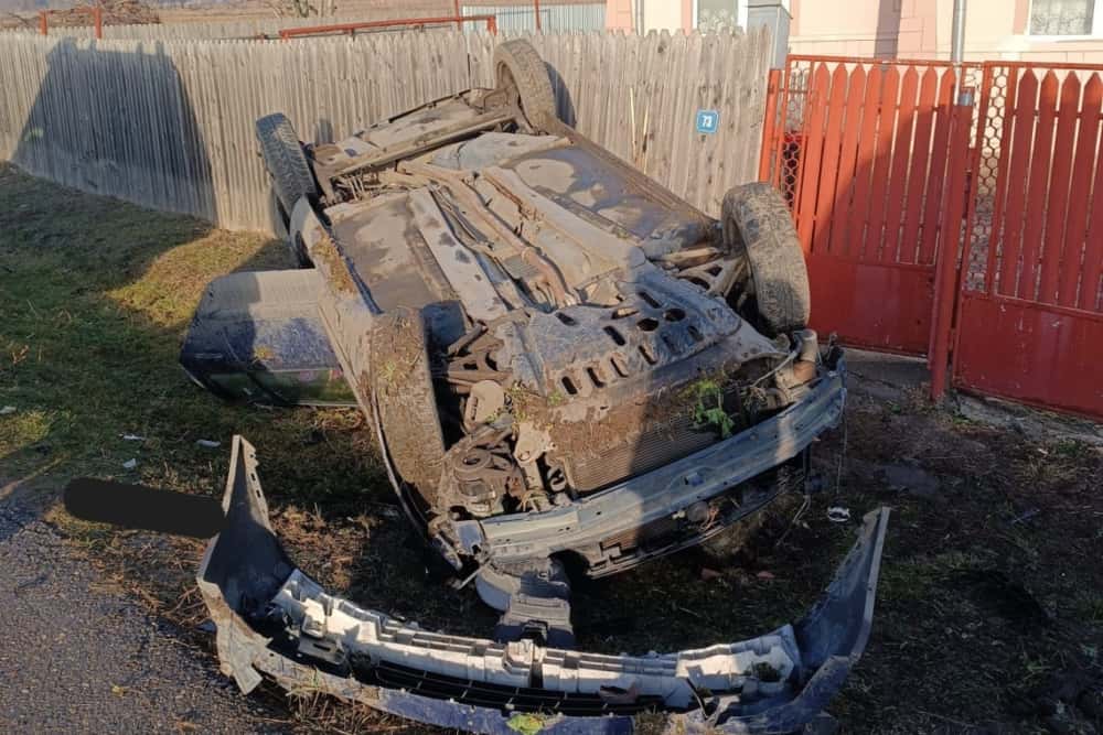 Un tânăr de 21 de ani s-a răsturnat cu autoturismul într-un șanț din satul Radila - comuna Valea Călugărească