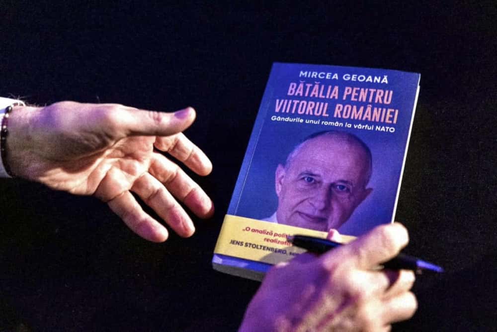 Mircea Geoană vine astăzi la Ploiești. Lansează volumul „Bătălia pentru viitorul României. Gândurile unui român la vârful NATO"