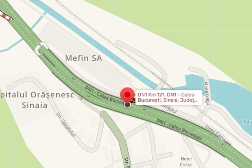 De marți dimineață, se restricționează parțial circulația pe DN1, la Sinaia, pentru montarea unei pasarele pietonale