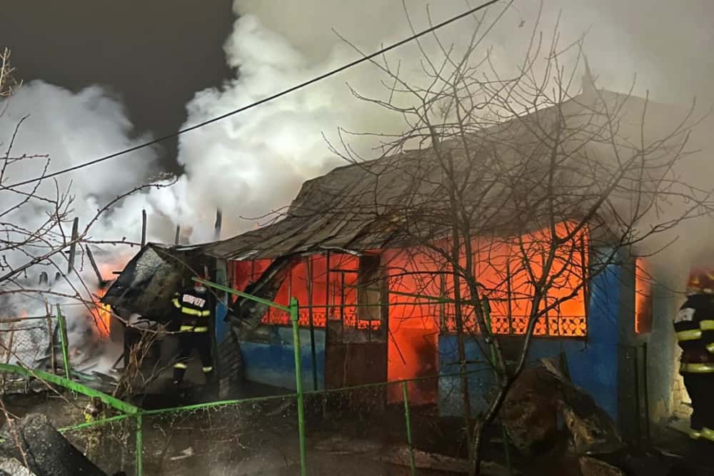 O familie din comuna Poienarii Burchii a rămas fără acoperiș deasupra capului, în toiul iernii