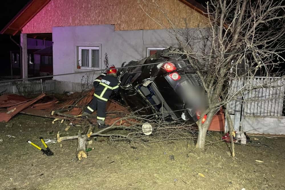 Un autoturism s-a răsturnat, noaptea trecută, pe un drum din comuna Drajna, și a intrat în gardul unei case