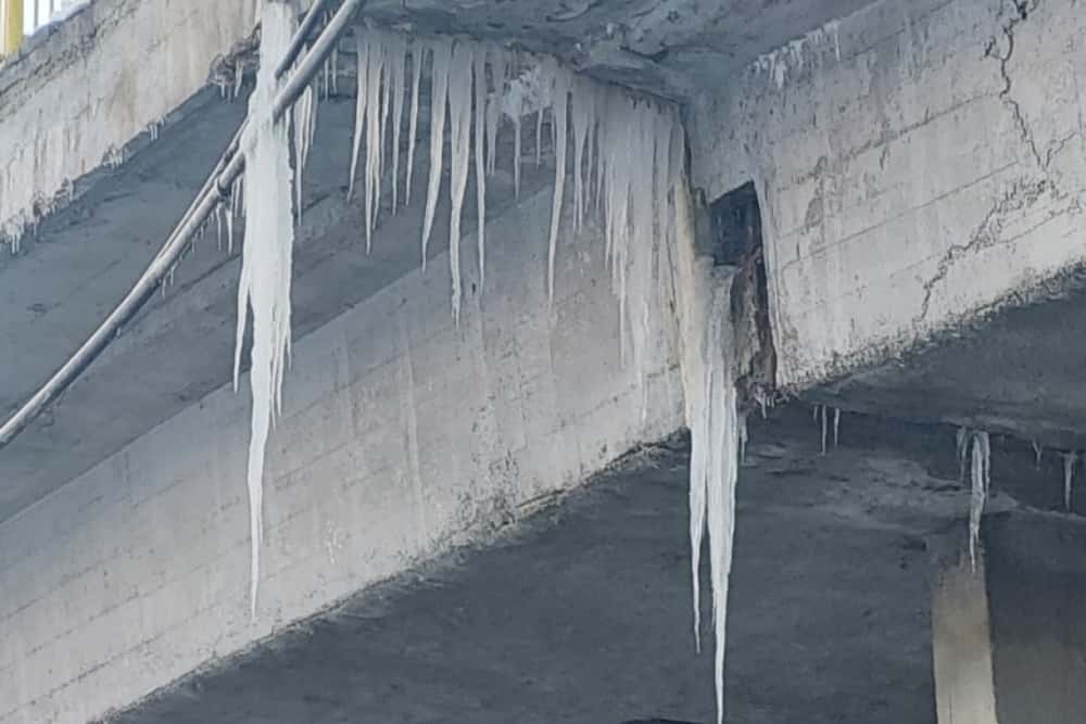 Pompierii prahoveni, intervenții de la foc la gheață: îndepărtează țurțurii imenși formați sub podul de la Gara de Sud din Ploiești