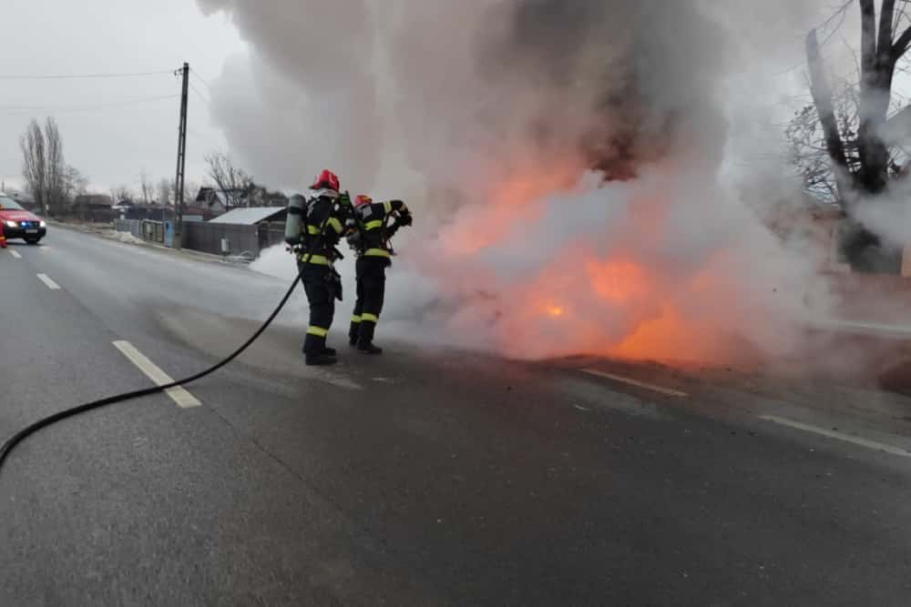 Un autoturism s-a făcut scrum, luni dimineață, pe un drum din Târgșoru Vechi