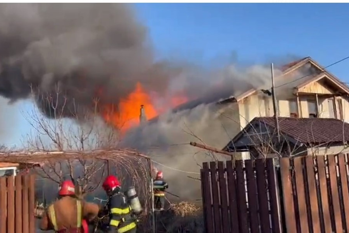 O femeie a ajuns la spital cu atac de panică, după ce locuința i-a luat foc, în comuna prahoveană Baba Ana