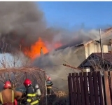 O femeie a ajuns la spital cu atac de panică, după ce locuința i-a luat foc, în comuna prahoveană Baba Ana