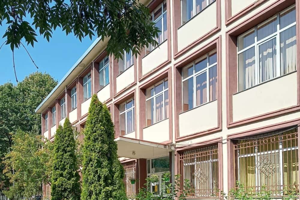 Un profesor al unui liceu din Ploiești, acuzat că ar fi lovit un elev de clasa a X-a