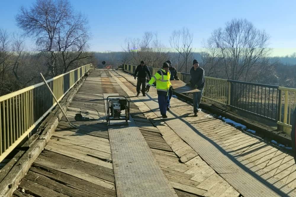 Au început lucrările de reparații la podul de lemn peste râul Prahova, dintre Drăgănești și Gherghița. Structura putredă va fi înlocuită în totalitate