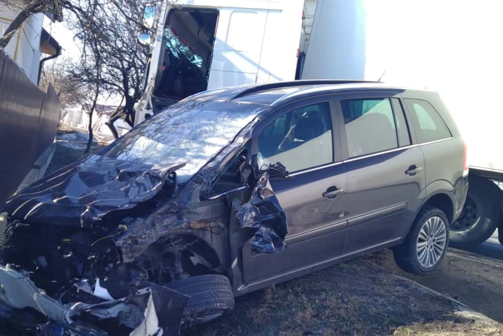 Coliziune între un TIR și un autoturism, pe DN1A, în zona Cocorăștii Colț