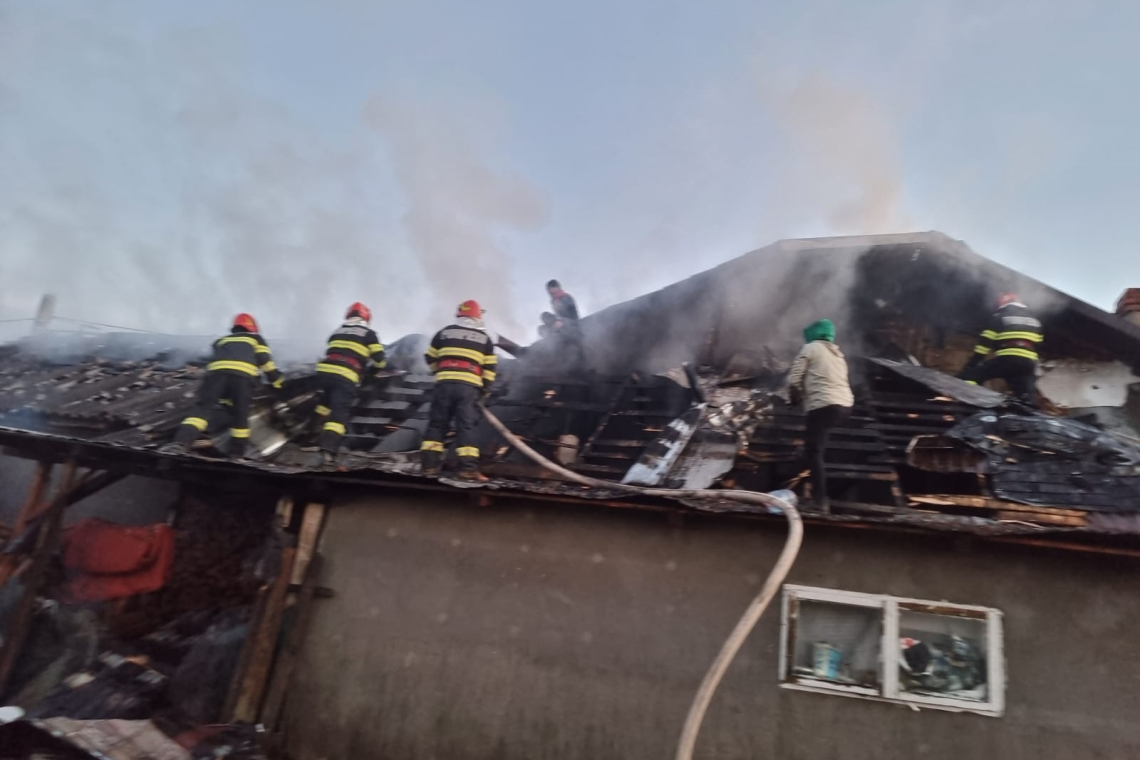 Incendiu în comuna Lipănești. Acoperișul unei case a fost cuprins de flăcări