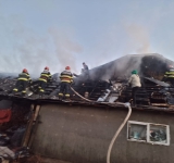 Incendiu în comuna Lipănești. Acoperișul unei case a fost cuprins de flăcări
