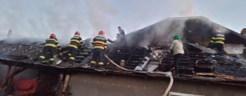 Incendiu în comuna Lipănești. Acoperișul unei case a fost cuprins de flăcări
