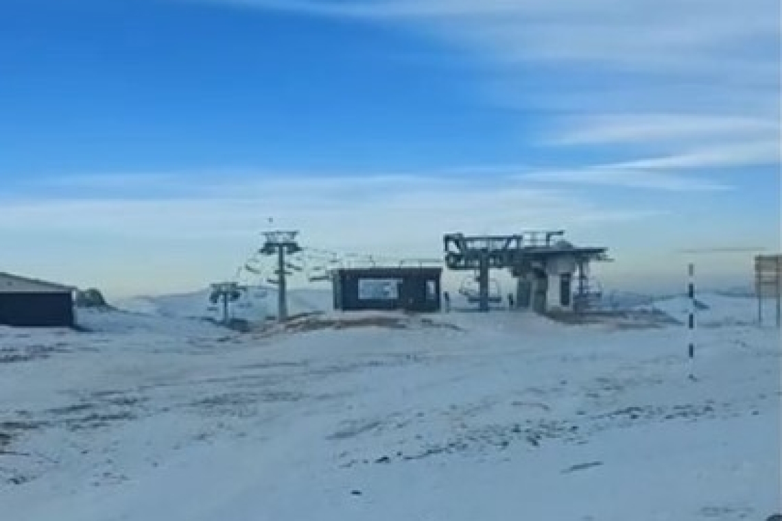 Vânt de 160 km/h la Cota 2000 din Sinaia. Telescaunul ”dansează” în bătaia vântului puternic