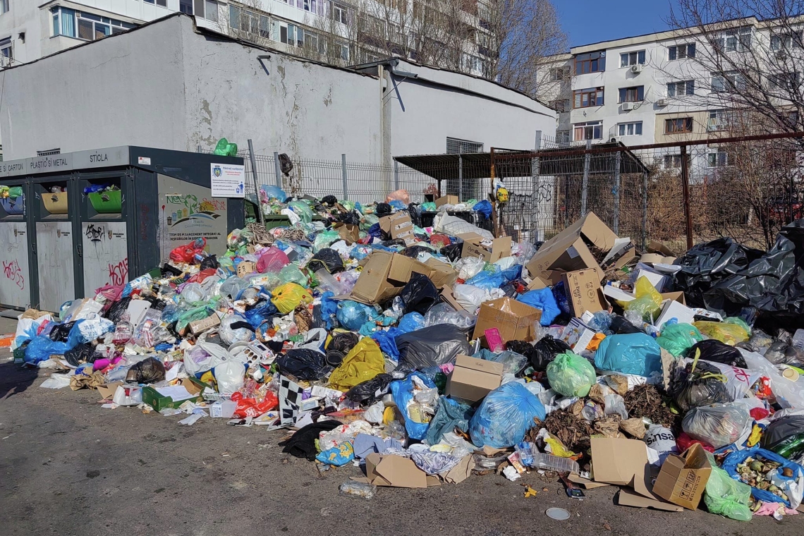 UPDATE/ Ședință la Prefectura Prahova pe tema deșeurilor: se reia activitatea de ridicare a gunoaielor!