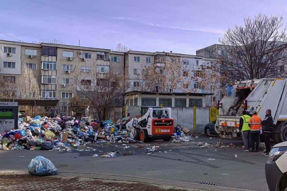 Ploiești/ Mini-încărcătoare, folosite la ridicarea deșeurilor de pe platformele sufocate de gunoaie