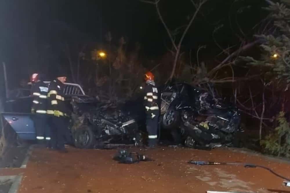Accident șocant în Ploiești! Un tânăr de 19 ani a intrat cu autoturismul într-o curte și a făcut praf mașina parcată în fața casei! 