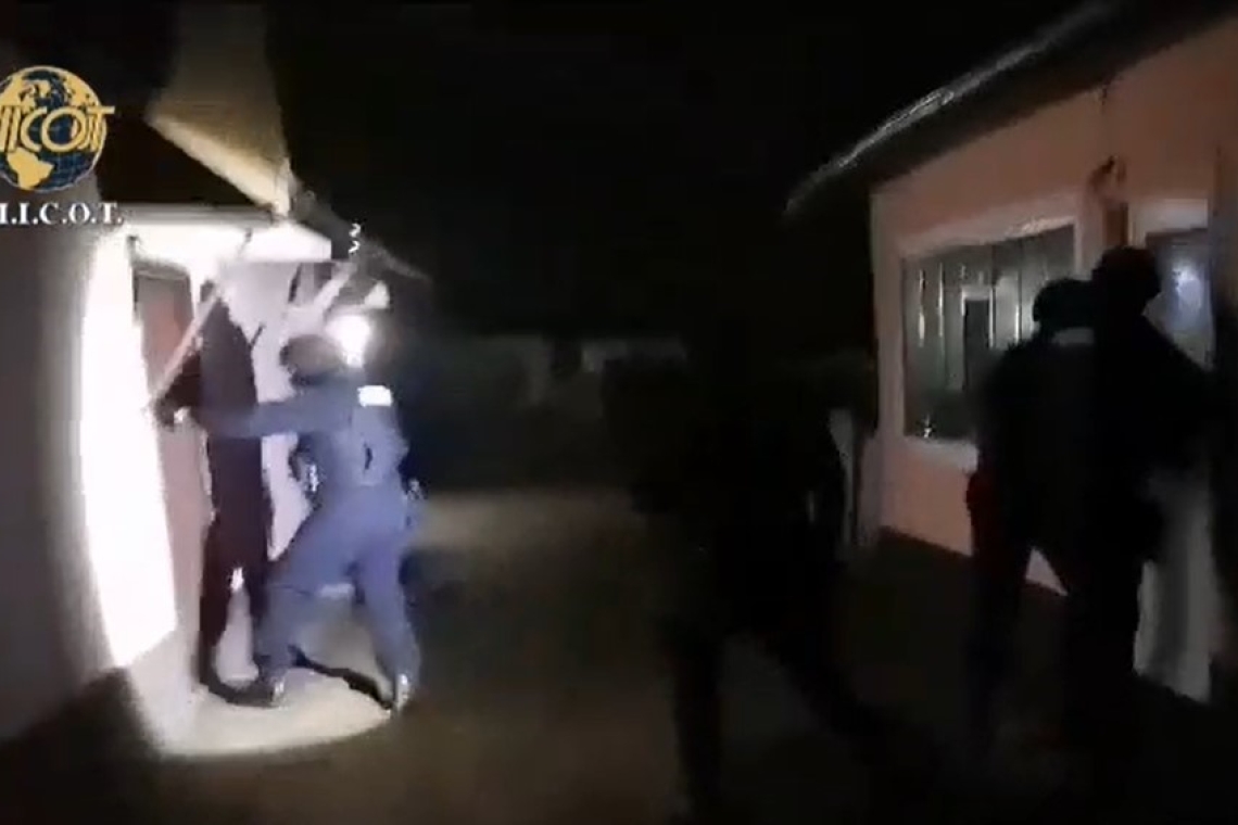 Proxeneți și traficanți de minori, ”călcați” de DIICOT și polițiști. Percheziții și în Prahova!