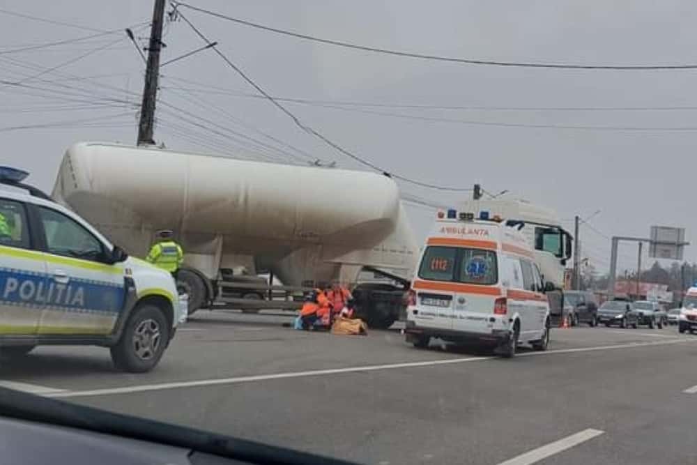 Un pieton a fost lovit mortal de un TIR, pe DN 1 B, în Valea Călugărească