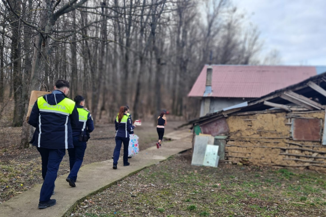 Șapte frați sărmani din satul prahovean Piatra (Cocorăștii Colț), vizitați de polițiști, cu ocazia Zilei Internaționale a faptelor bune