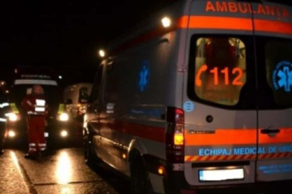 Ploiești/ Un tânăr de 20 de ani a ajuns la spital după ce a intrat cu mașina în baza podului de la Gara de Sud