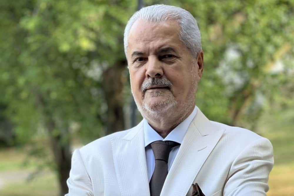 Fostul premier Adrian Năstase a donat sute de bunuri culturale comunei prahovene Cornu