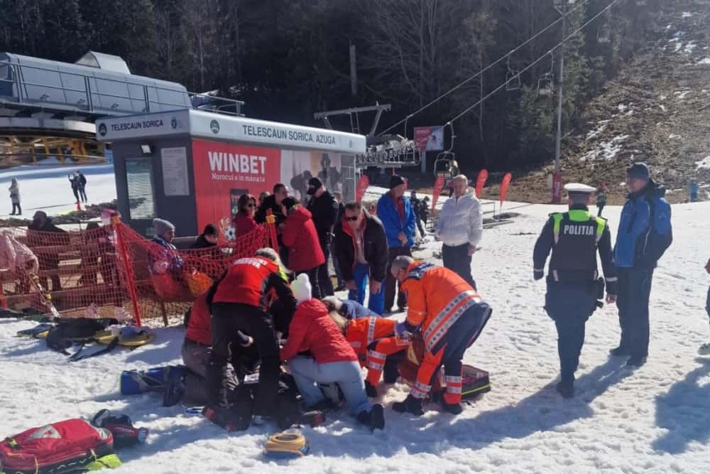 Un bărbat care intrase în stop cardio-respirator pe pârtia Sorica a fost readus la viață de salvamontiști, paramedici și un medic rezident aflat în vacanță la Azuga